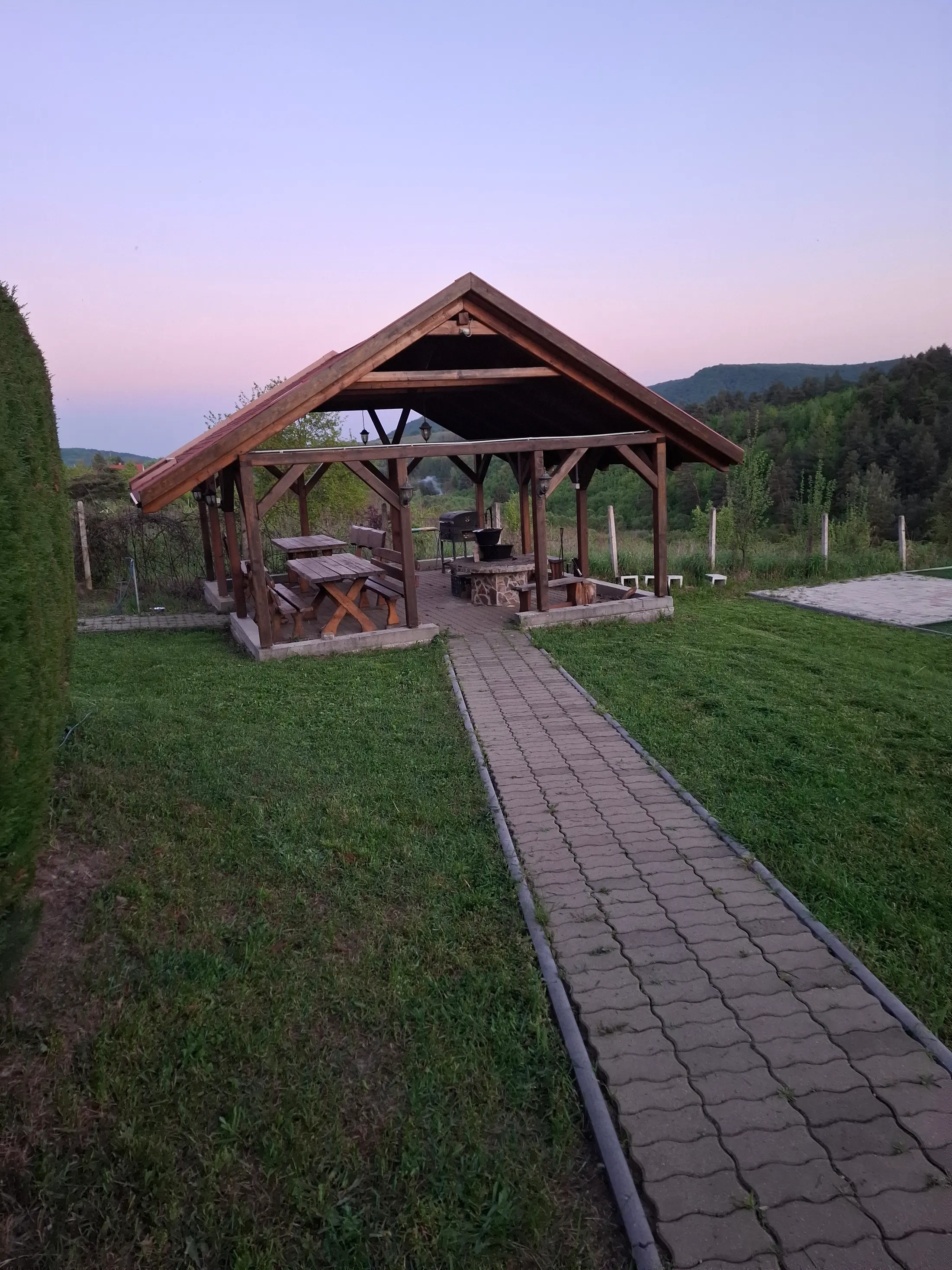 A filagória megközelíthető a terasz felől