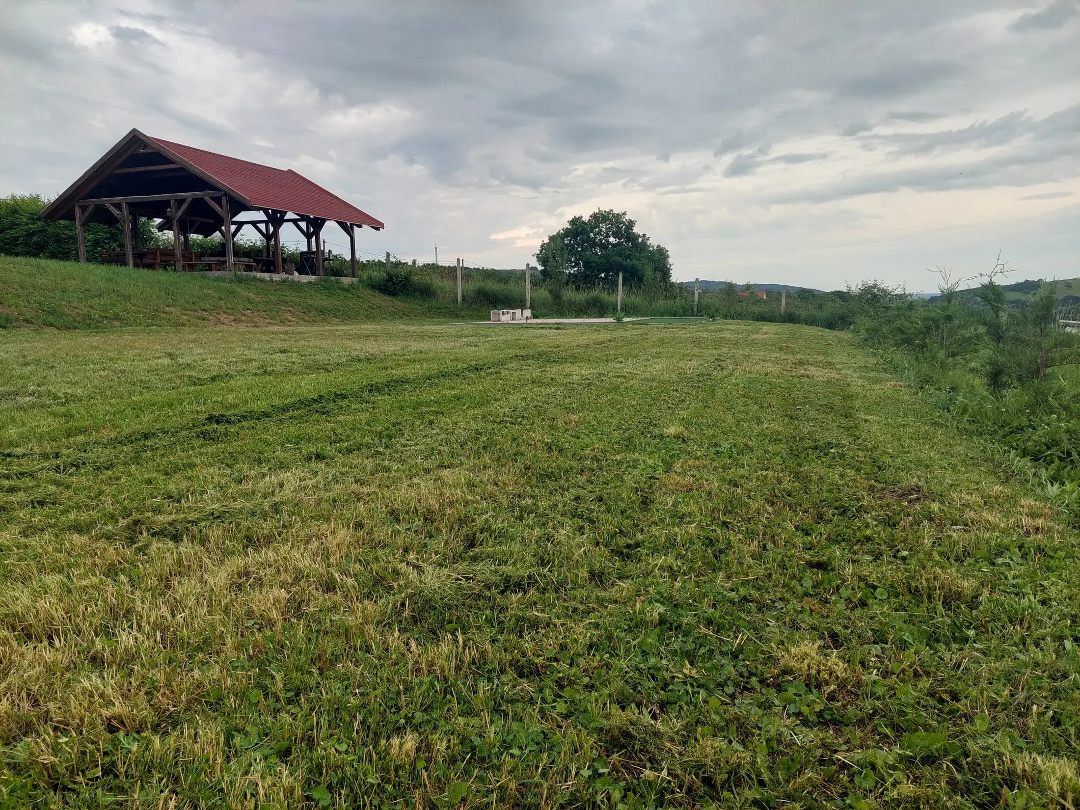 Sík zöldfelület játékokhoz, napozáshoz