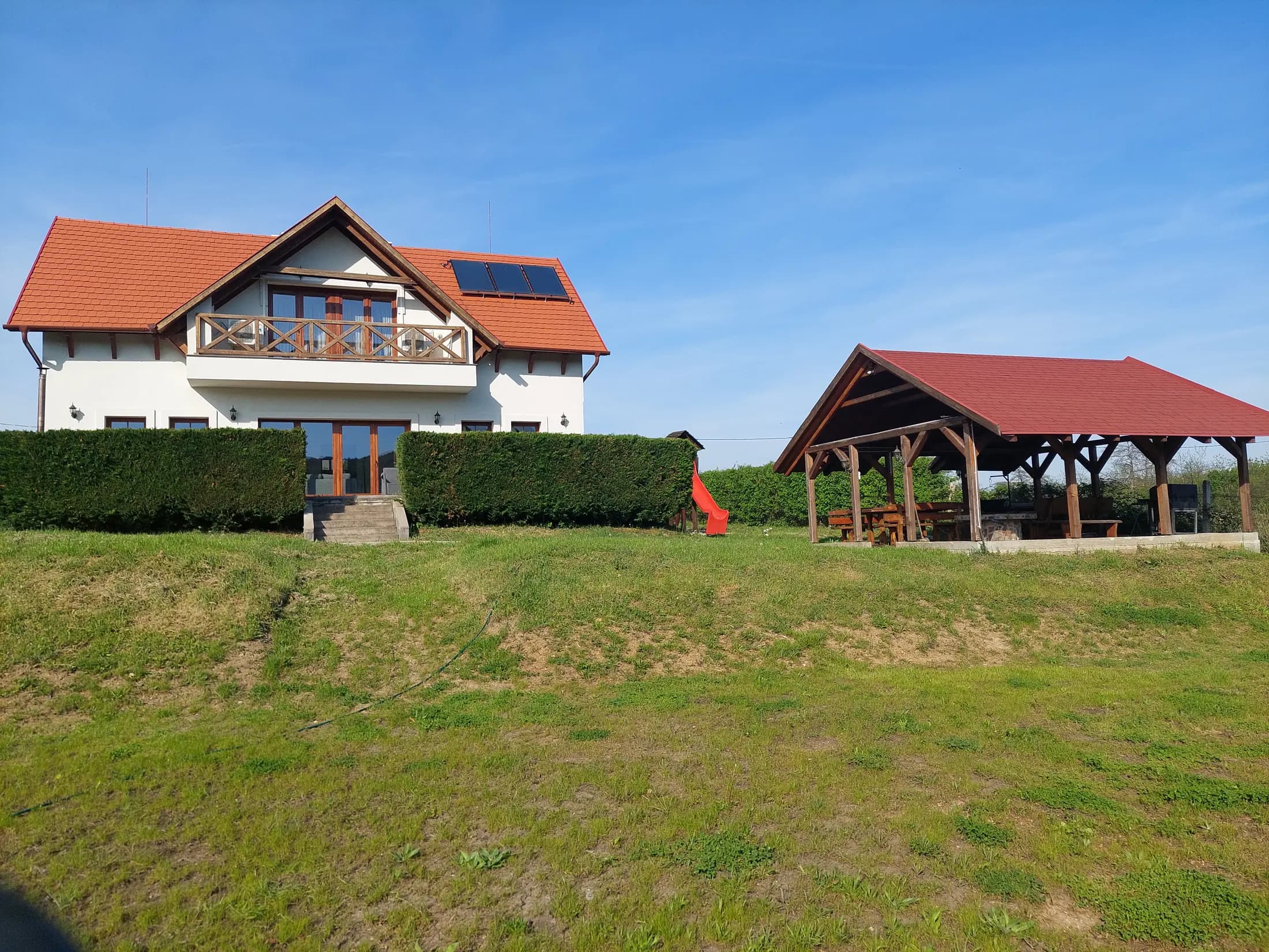 A hátsó kert rész megközelíthető a teraszról