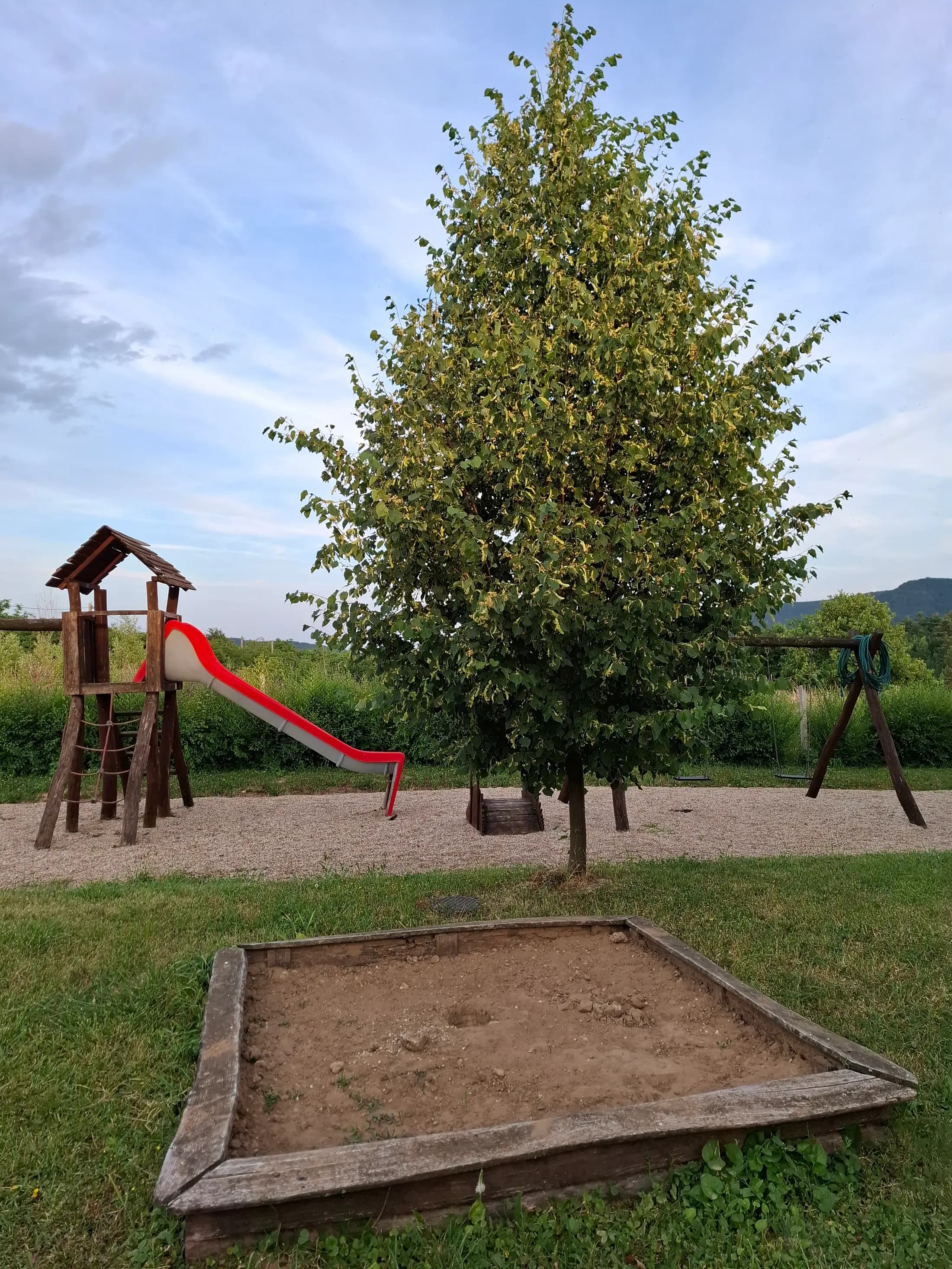 Homokozó is található játszóterünk mellett a kicsiknek