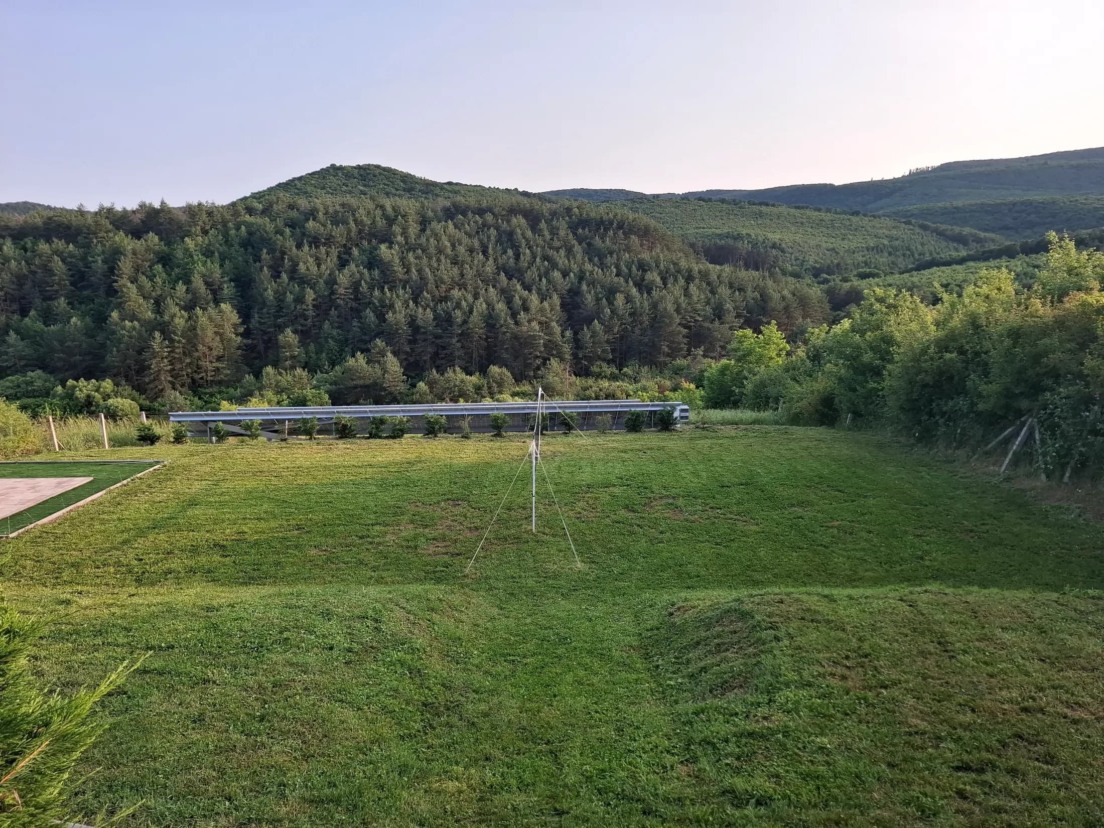 Panoráma, előtérben kerti részletekkel