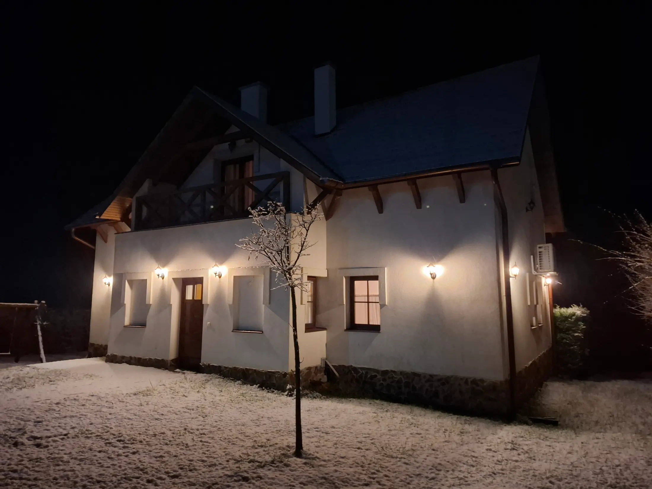A vendégház télen, sötétben is kitűnően használható, kivilágított