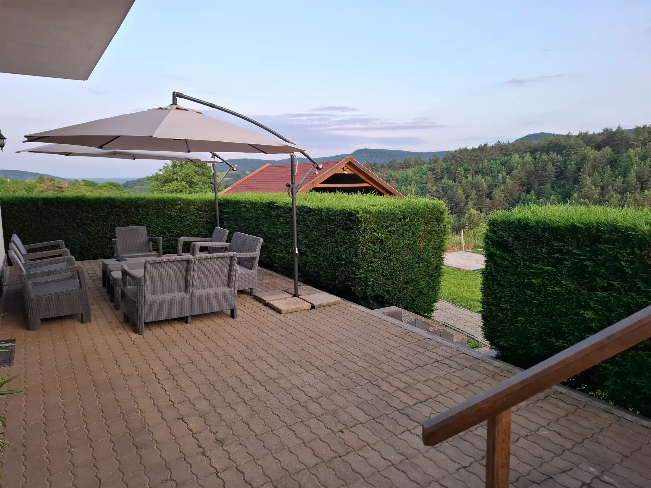 A teraszon balra ülő rész, jobb oldalon a dézsa helyezkedik el